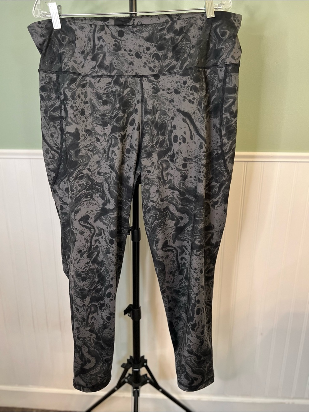 Ideology Water Bubble Print High-Rise Leggings in Black and Gray. Size XXL